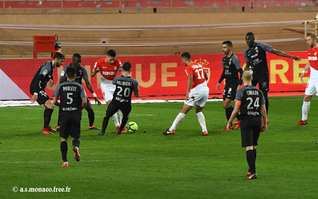 ...Falcao contrôle le ballon, mais ne peut se retourner...