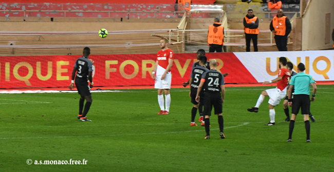 ...il pique son ballon...