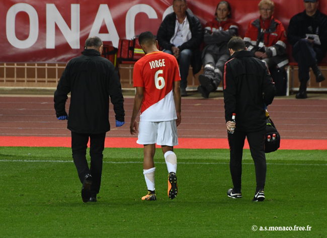 ...et sort de son but