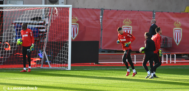 Seydou Sy, Danijel Subasic et Diego Benaglio s'échauffent