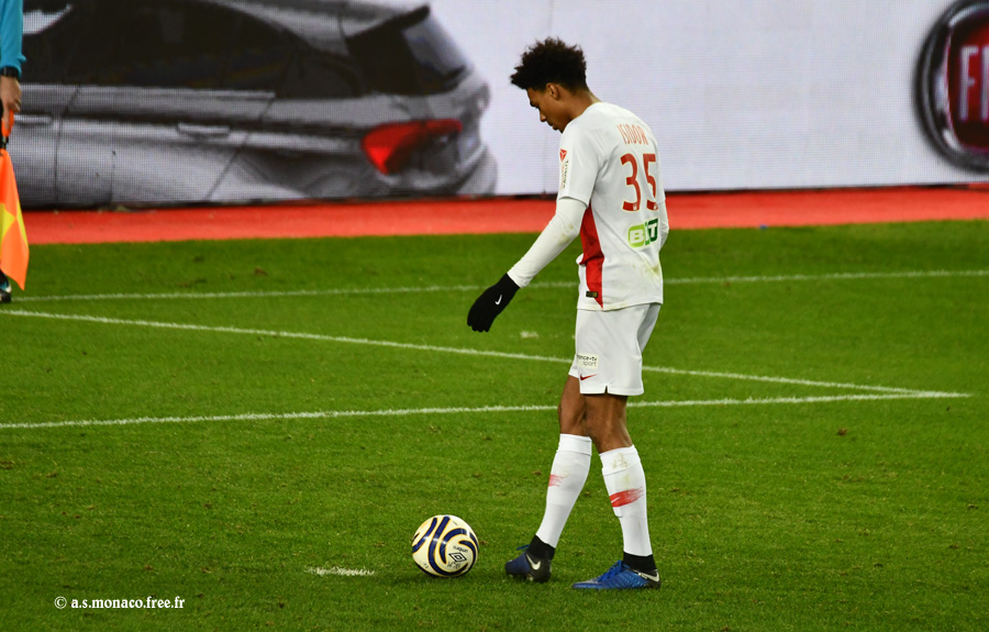 Isidor place son ballon
