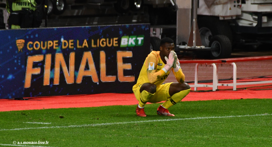 ...Loïc Badiashile ne veut pas regarder