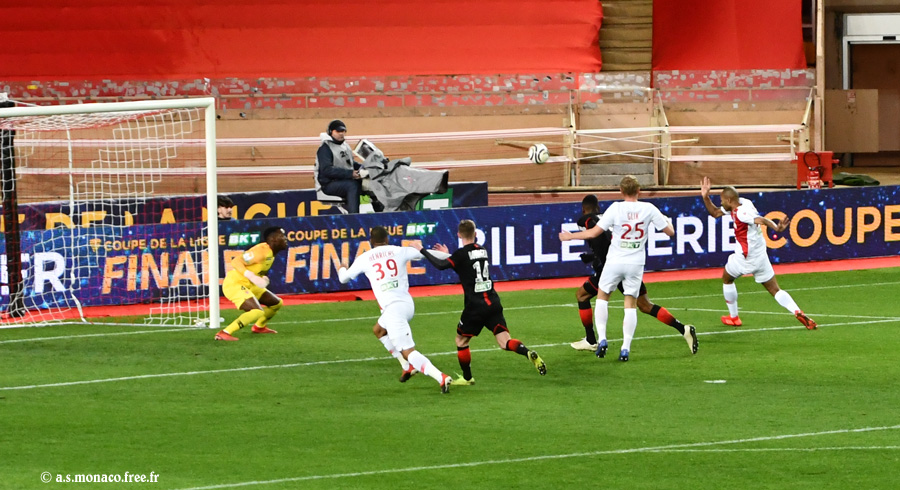 ...Naldo dévie au premier poteau...
