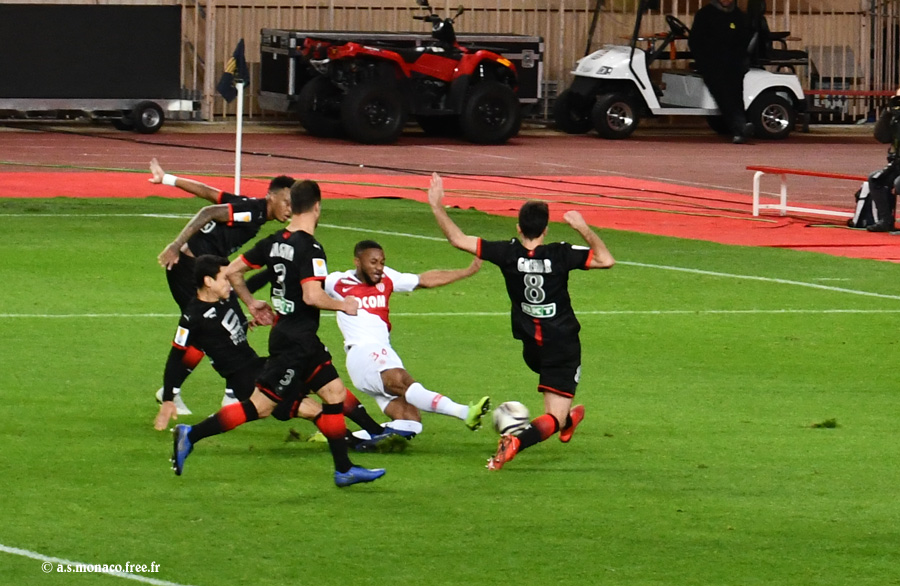 ...le tacle d'André dévie légèrement le ballon...