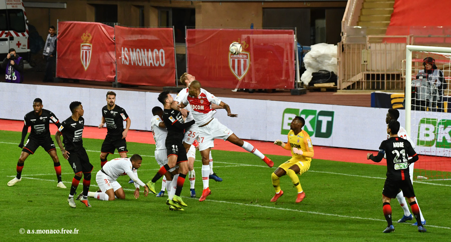 ...le ballon sera à côté, en plus d'une faute sifflée