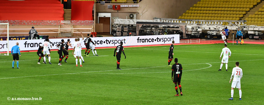 Corner tiré par Lopes...