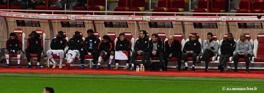 ...le banc monégasque, avec Franck Passi, le nouvel adjoint d'Henry