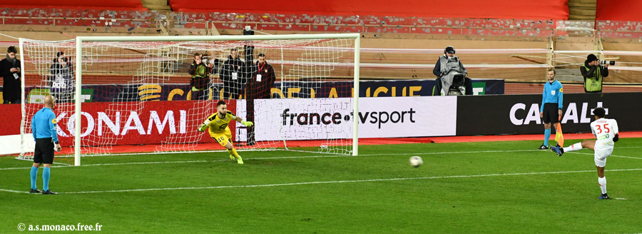 ...le ballon part vite à ras de terre...