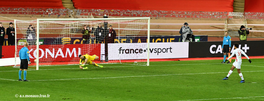 ...que le ballon est déjà passé