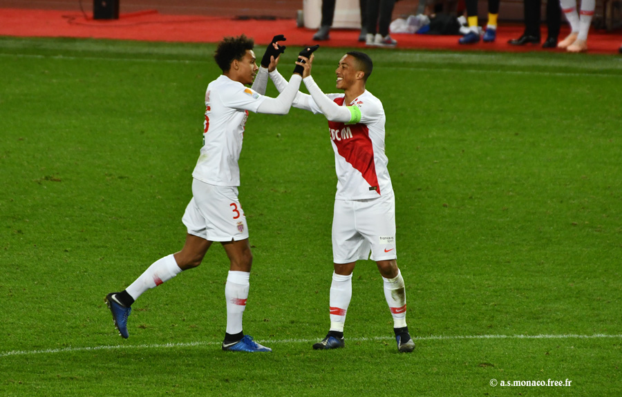 ...accueilli par Tielemans...
