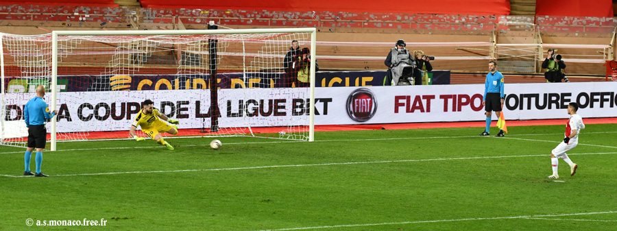 ...le ballon est en plein milieu...