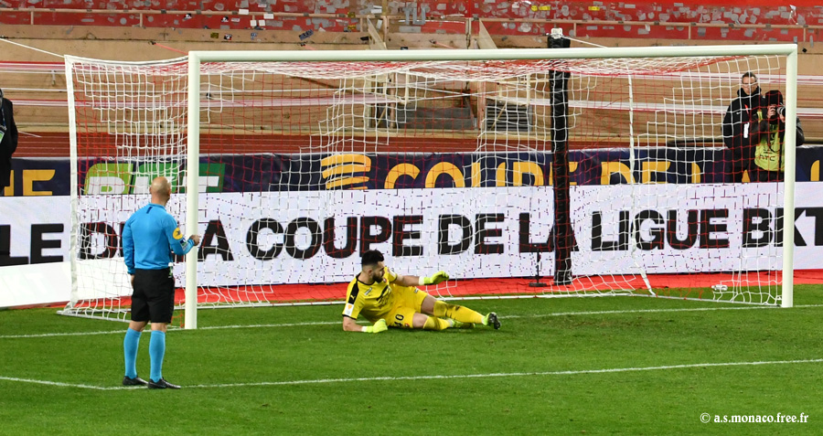 ...Koubek ferme les jambes, où est le ballon ???