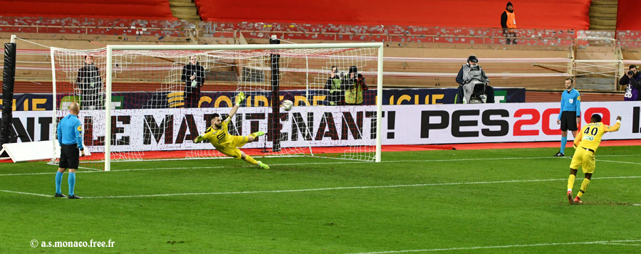 ...le ballon part au milieu du but...