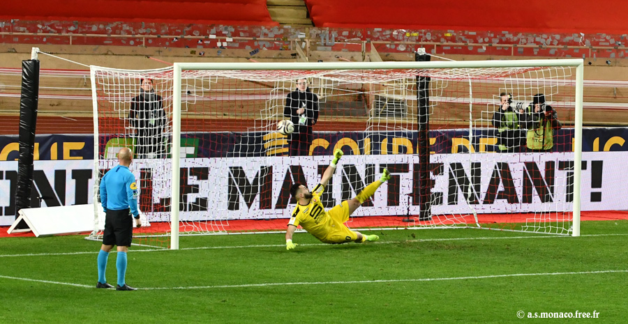 ...Koubek tend le bras et touche le ballon...