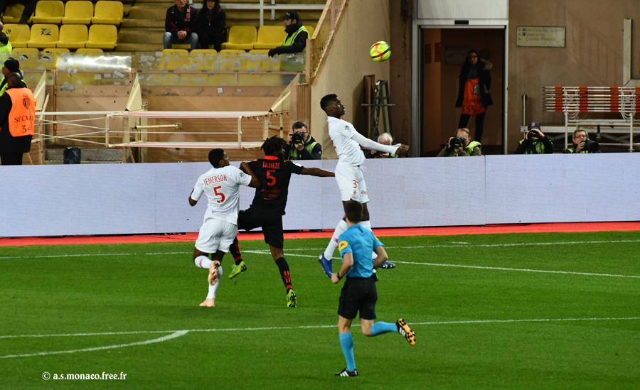 Benoît Badiashile dégage un ballon de la tête