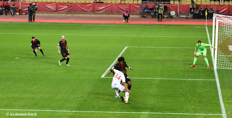 ...Sylla tente de dribbler Dante...
