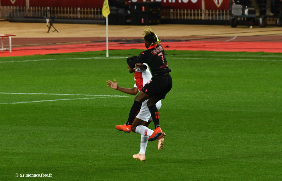 Saint-Maximin saute sans le dos de Jemerson...