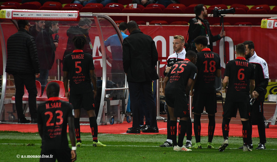 ...et va examiner les images