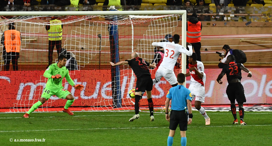 ...le ballon est piqué...