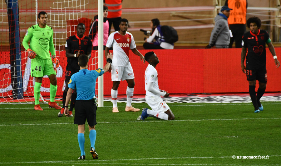 Le corner est montré par l'arbitre...