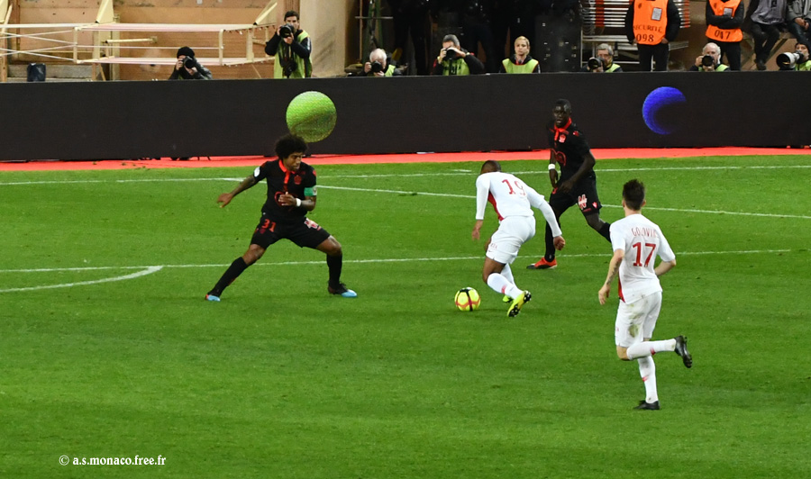 Sidibé fonce vers l'avant...