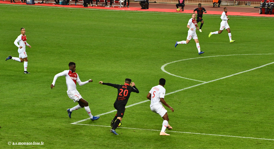 Atal passe entre Jemerson et Badiashile...