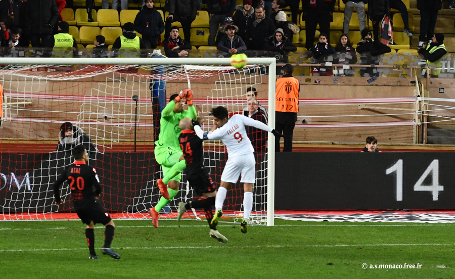 Long centre, trop loin pour Falcao...