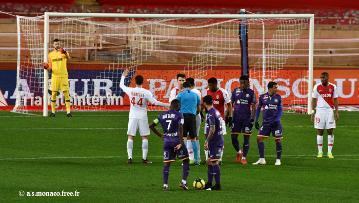 Subasic place son mur...