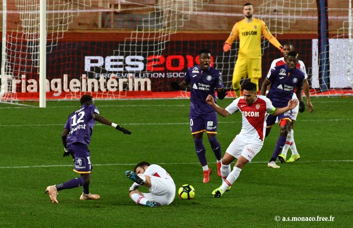 Fabregas à terre, Falcao joue le ballon...