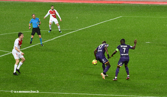 ...sur Sangaré qui touche le ballon de la main