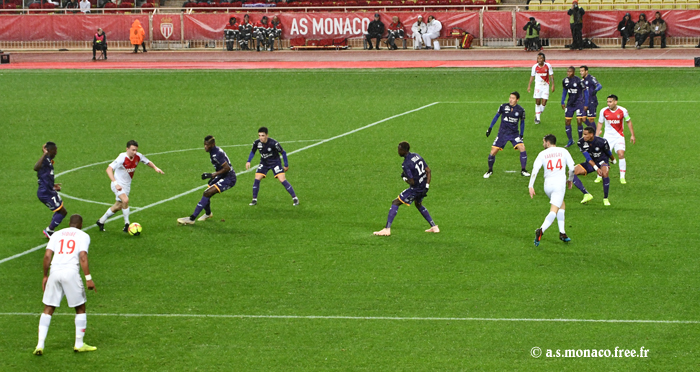 ...le russe accélère pour passer entre deux défenseurs, Fabregas appele dans la profondeur...