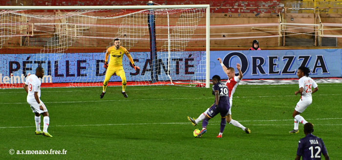 Leya Iseka bloqué par Glik...