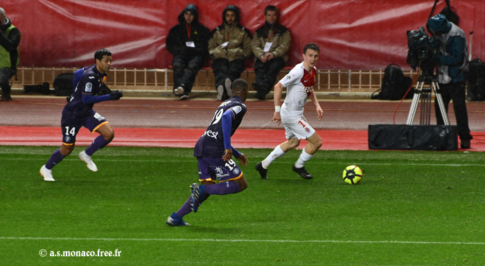 Golovin lancé sur le côté lève la tête...