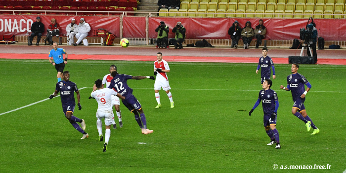 ...Falcao remise...