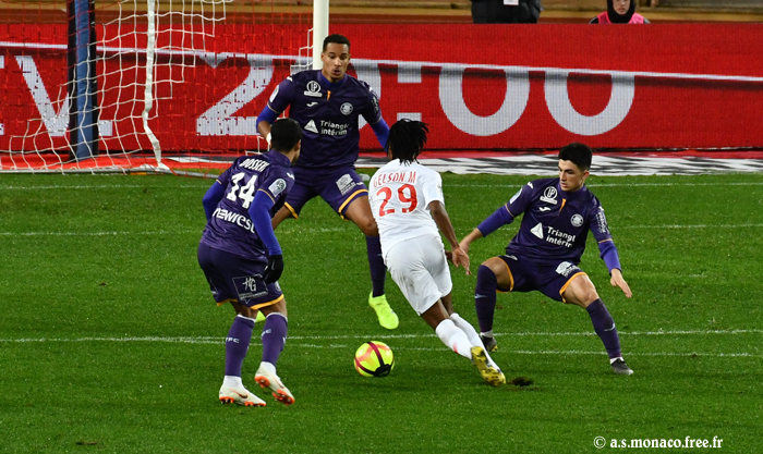 ...qui dribble...