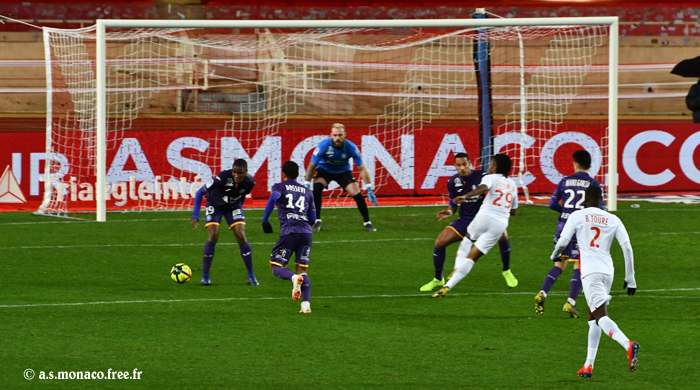 ...et décale Golovin sur la gauche...
