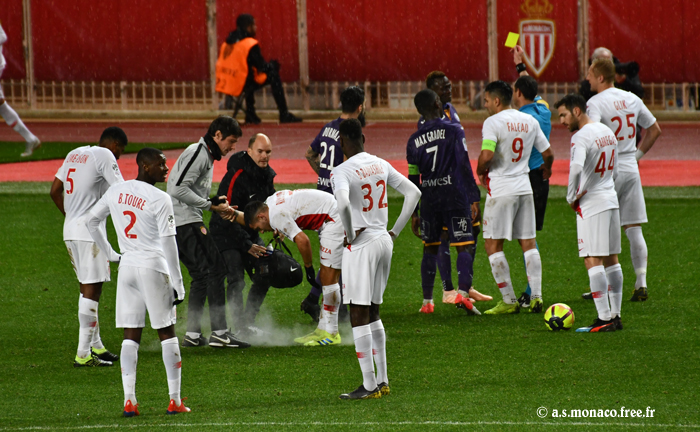 ...Lopes se relève difficilement, Sylla est averti