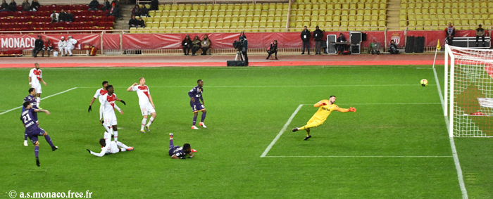 ...le ballon file vers le but...