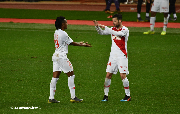 Martins sort, félicité de son match par Fabregas...