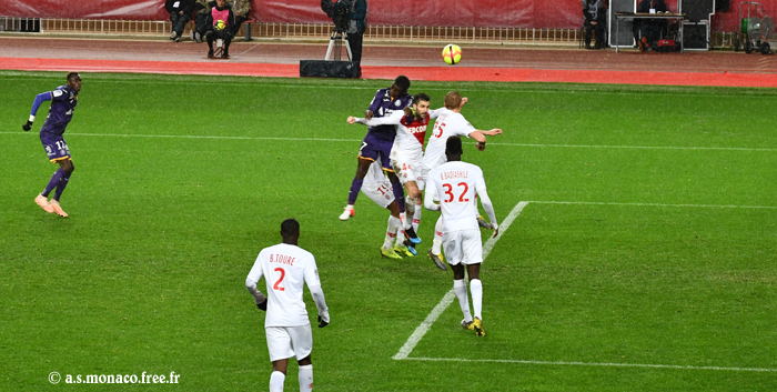 ...Gradel saute le plus haut...