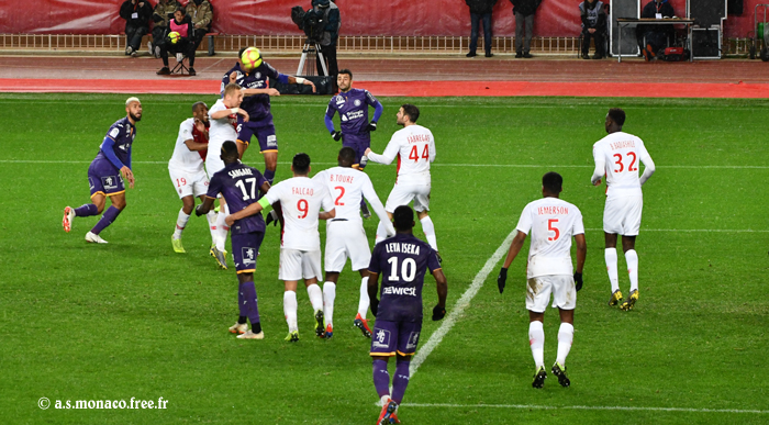 Corner repris par Jullien...