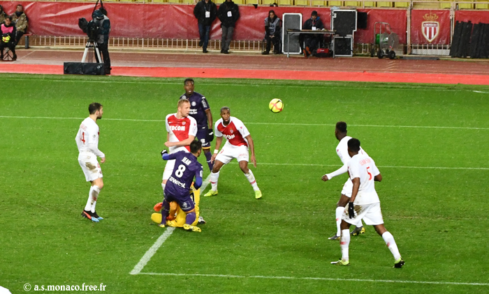 ...Subasic a dévié le ballon...