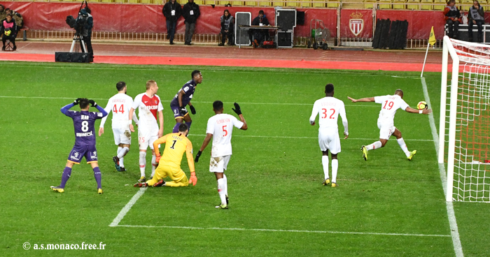 ...Sidibé court après...