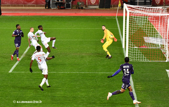 ...repousse le ballon vers son but...
