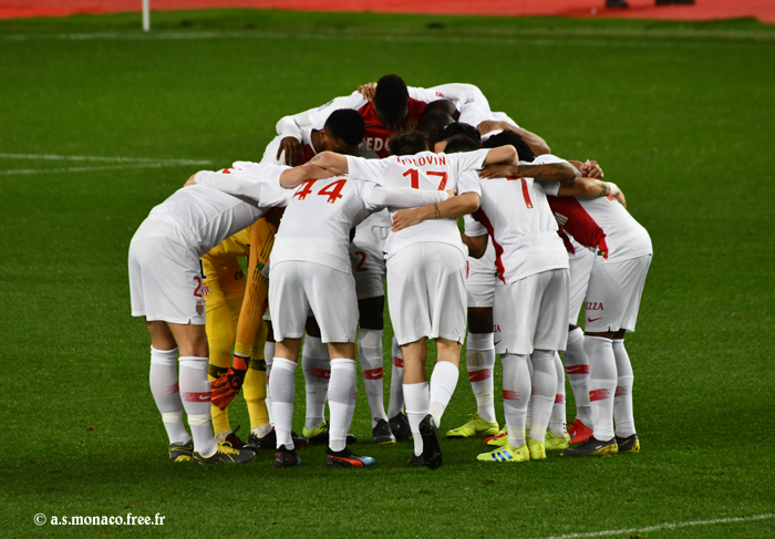 ...ou s'encouragent avant le coup d'envoi
