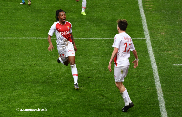 ...rejoint par son passeur...