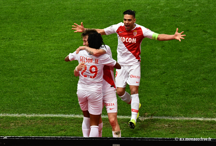 ...puis par Falcao...