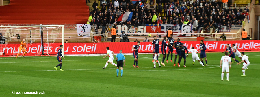 ...le ballon passe le mur...