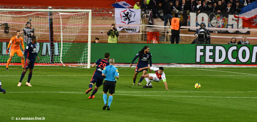 ...dans l'axe, Falcao glisse et ne peut reprendre le ballon...