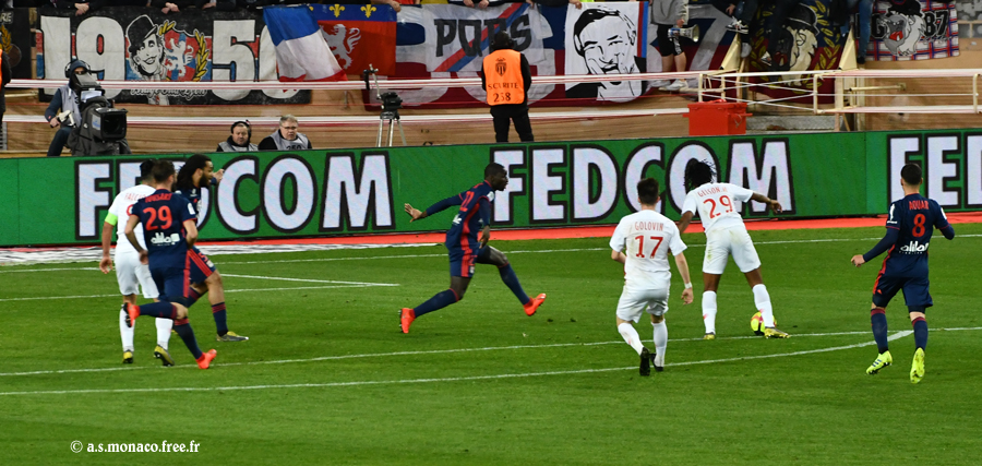 ...qui arrive au second poteau pour Martins qui contrôle, se retourne et feinte le tir, Mendy se fait prendre...